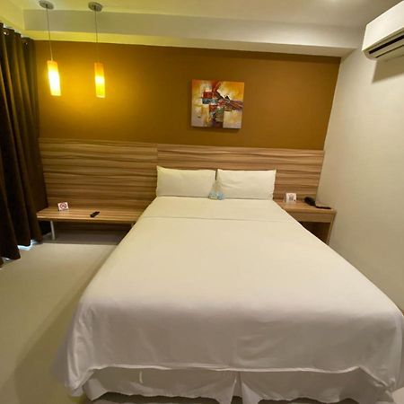 Capital O 820 Guijo Suites Makati Manila Bagian luar foto