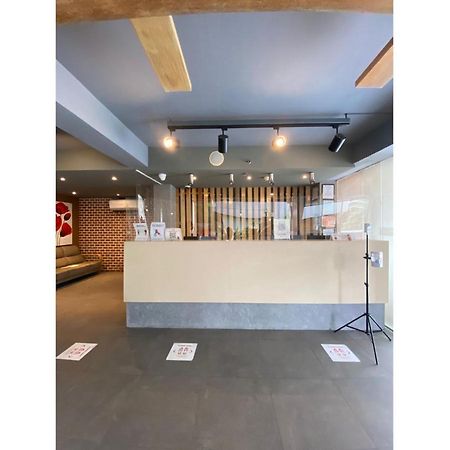 Capital O 820 Guijo Suites Makati Manila Bagian luar foto