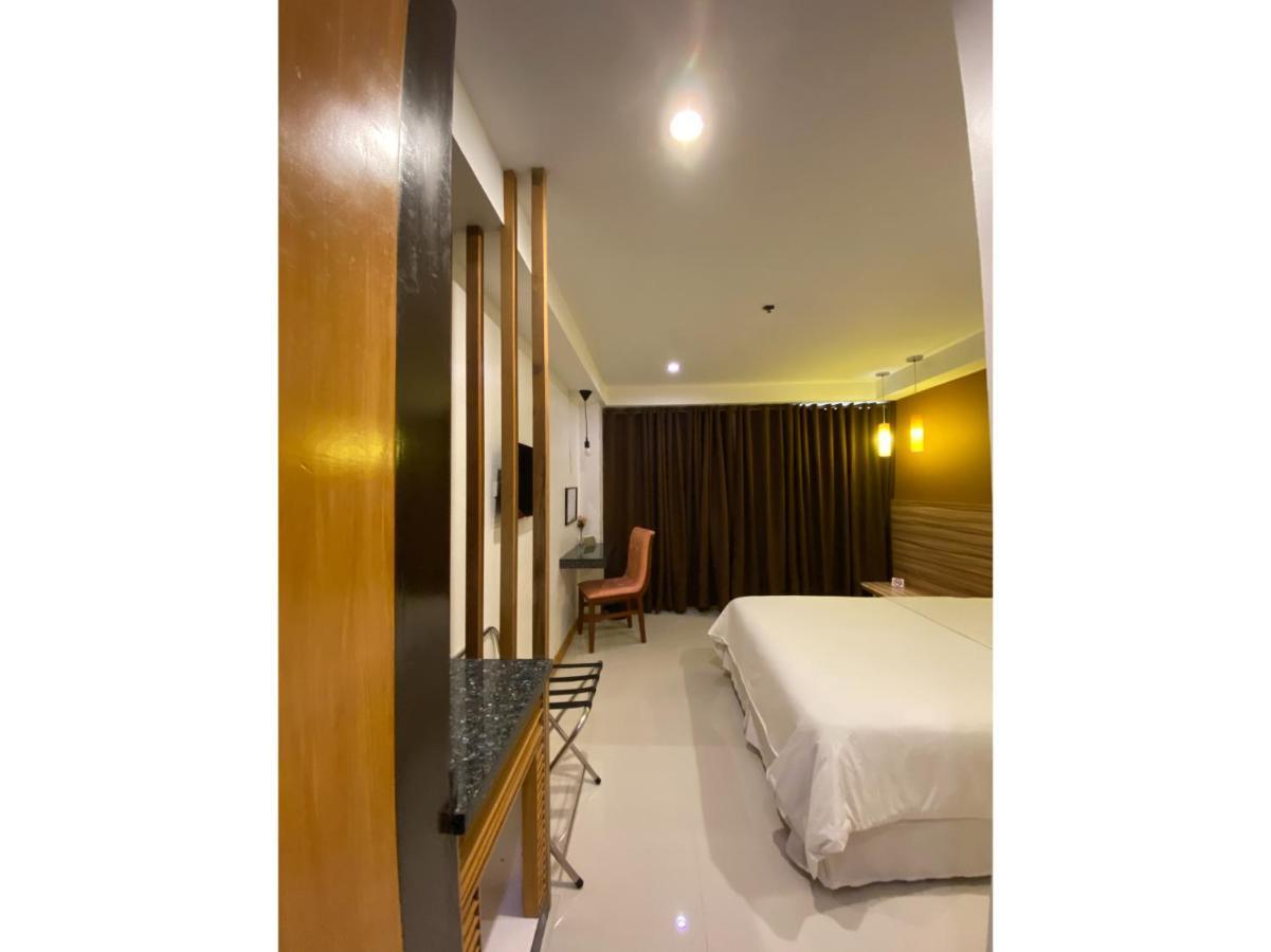 Capital O 820 Guijo Suites Makati Manila Bagian luar foto