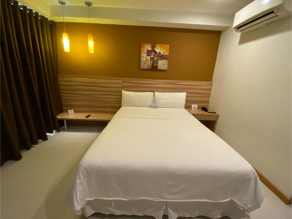 Capital O 820 Guijo Suites Makati Manila Bagian luar foto
