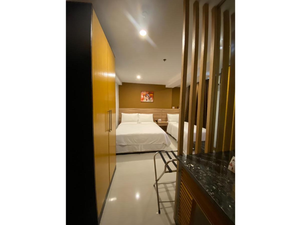 Capital O 820 Guijo Suites Makati Manila Bagian luar foto