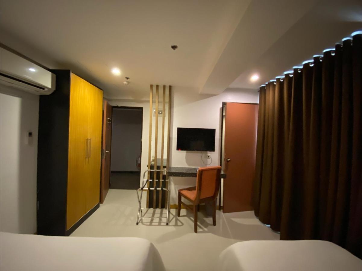 Capital O 820 Guijo Suites Makati Manila Bagian luar foto