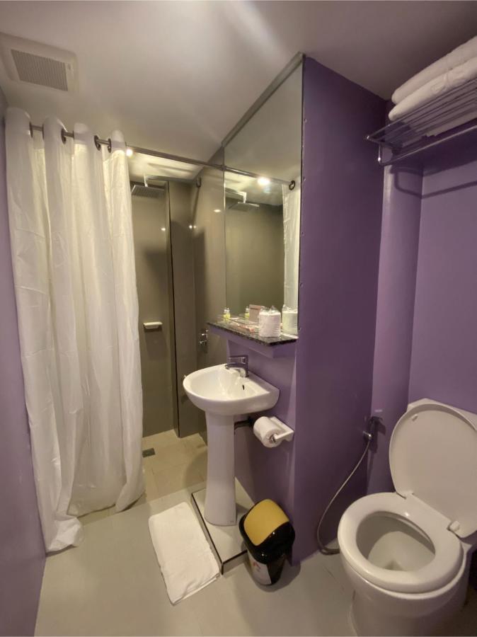Capital O 820 Guijo Suites Makati Manila Bagian luar foto