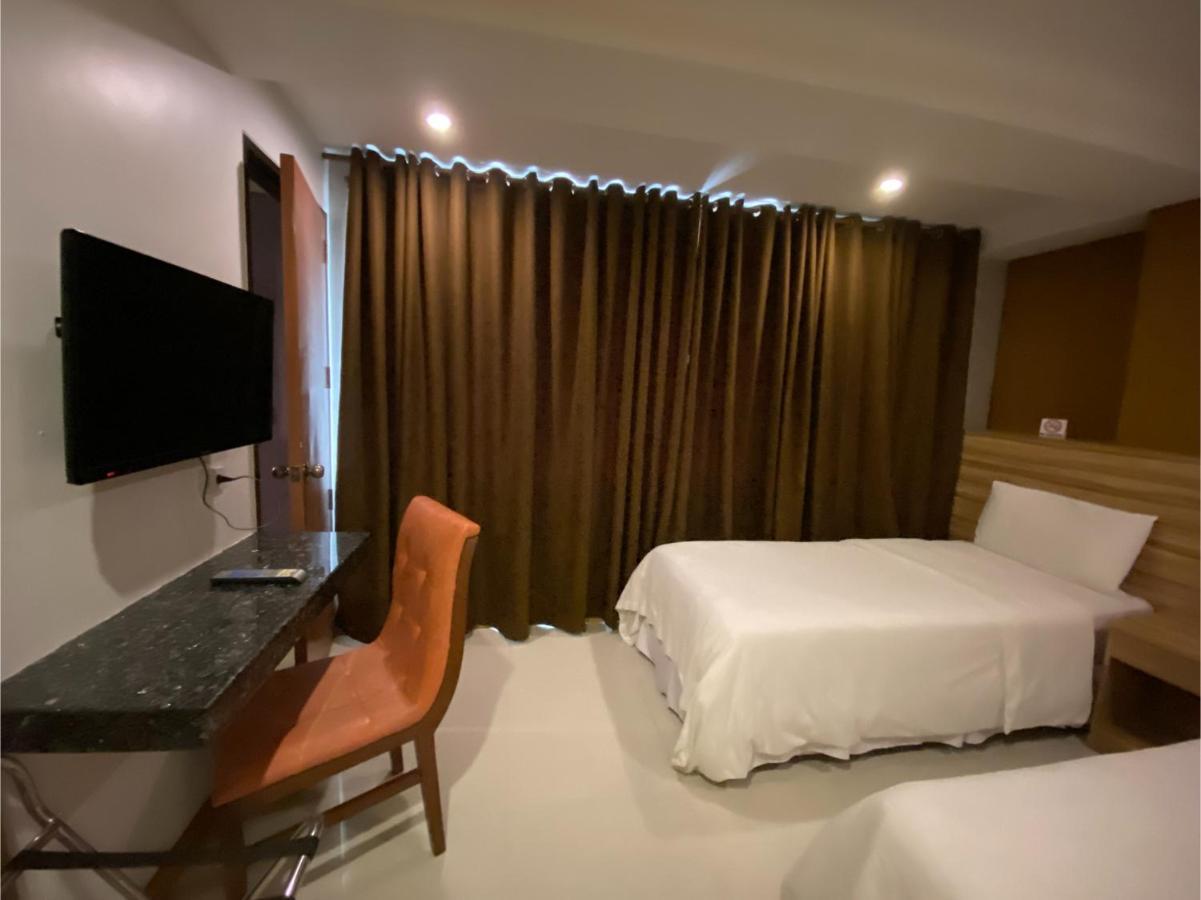 Capital O 820 Guijo Suites Makati Manila Bagian luar foto