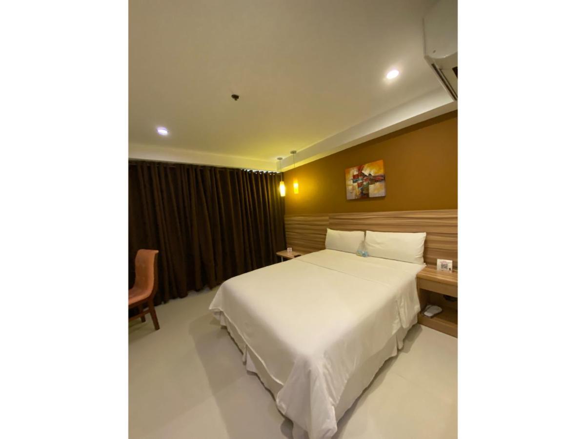 Capital O 820 Guijo Suites Makati Manila Bagian luar foto