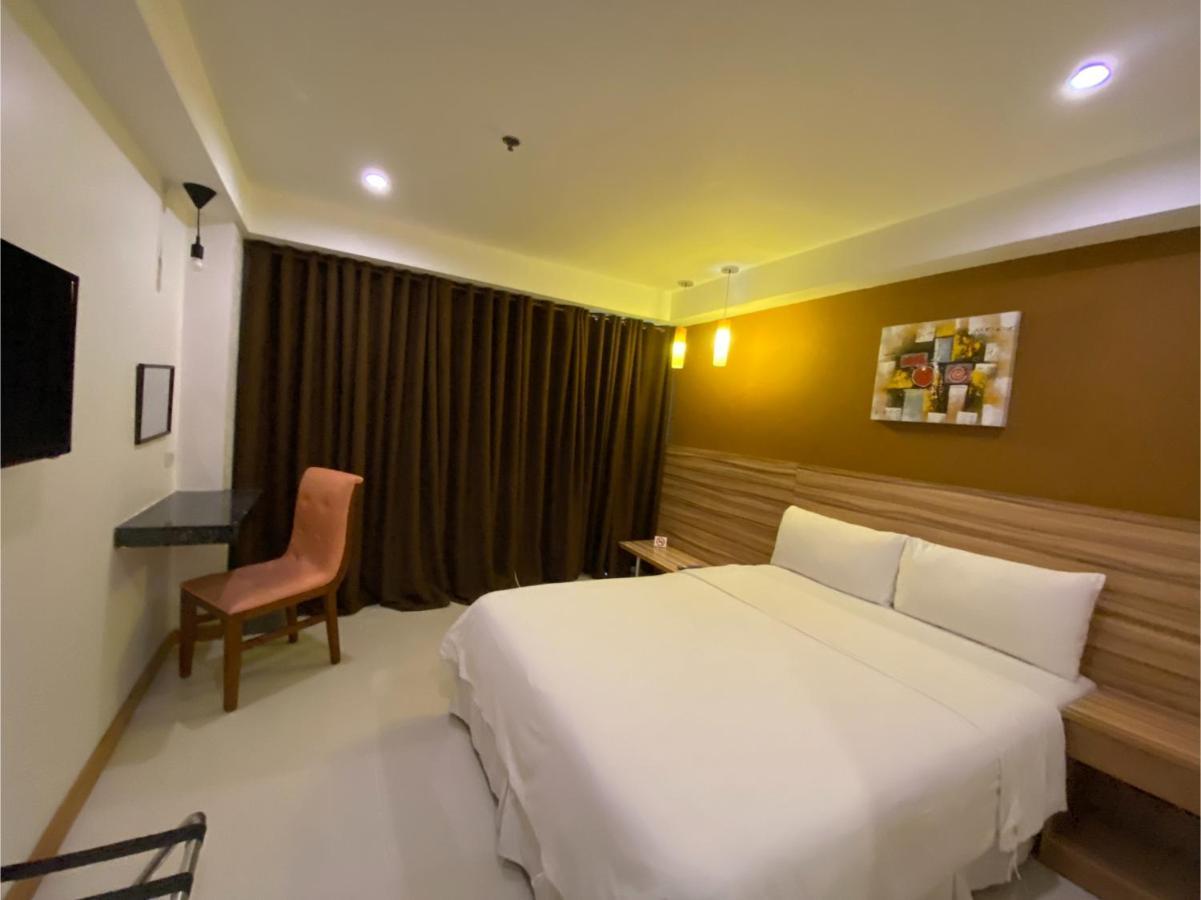 Capital O 820 Guijo Suites Makati Manila Bagian luar foto