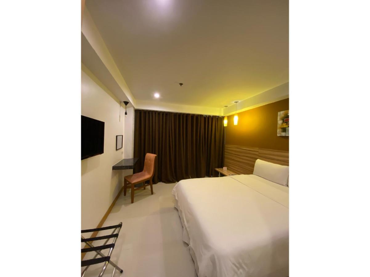 Capital O 820 Guijo Suites Makati Manila Bagian luar foto