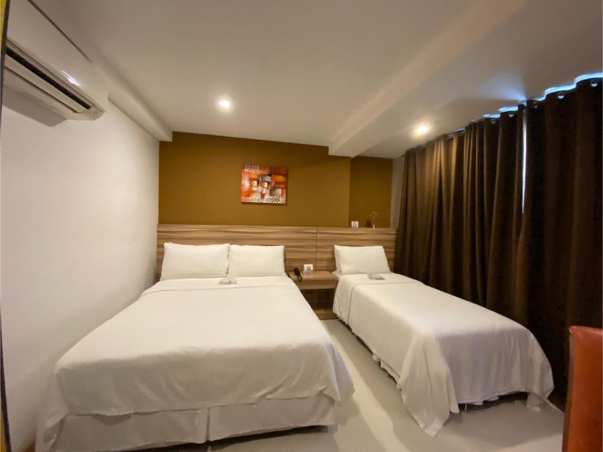 Capital O 820 Guijo Suites Makati Manila Bagian luar foto