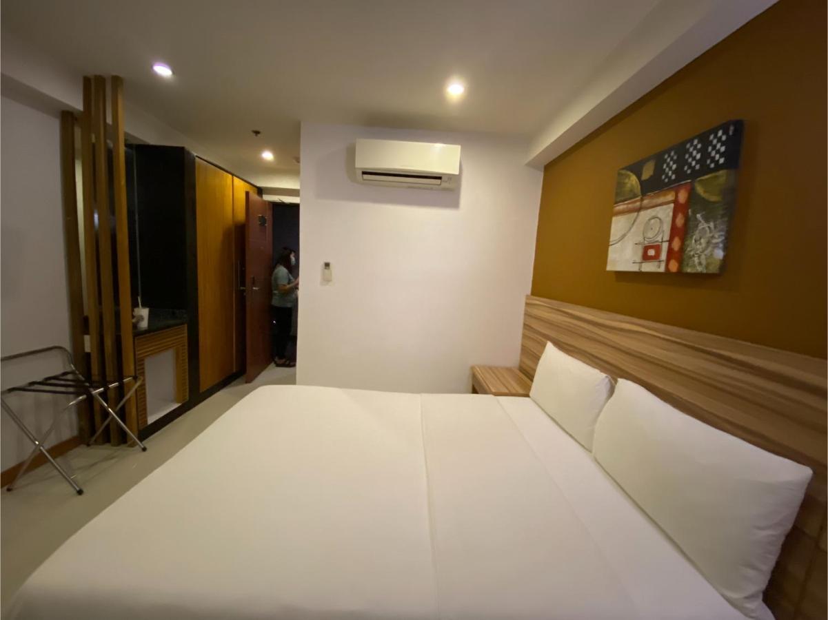 Capital O 820 Guijo Suites Makati Manila Bagian luar foto